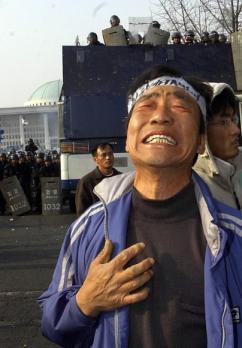 비통한 농심 16일 오후 국회 앞에서 열린 한·칠레간 FTA 국회비준 철회 농민 집회에 참여한 한 농민이 비준안이 통과됐다는 소식에 절망감에 휩싸인 듯 비통해하고 있다. 이언탁기자 utl@