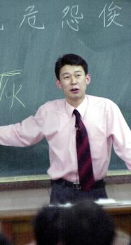 김시현 강사가 동국대 한 강의실에서 학생들에게 한자 강의를 하고 있다. 강성남기자 snk@