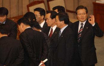 "통과됐습니다" 한나라당 정의화(맨오른쪽) 수석총부가 16일 한·칠레 FTA 비준안이 '가결' 됐음을 알리는 손짓을 하고 있다.