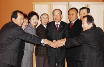 낙선·당선운동을 벌이고 있는 시민사회단체에 대한 정부보조금 지급이 논란을 불러 일으키고 있는 가운데 허성관 행정자치부 장관이 최근 시민단체 관계자들을 만나 총선을 깨끗하게 치를 수 있도록 협력을 당부한 뒤 서로 손을 붙잡고 있다. 서울신문 포토라이브러리