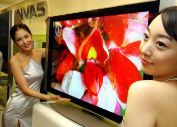 LG전자가 내년까지 ‘세계 톱3’로 끌어올리기로 한 디지털TV 브랜드인 X-CANVAS 60인치 스피커 일체형 PDP-TV를 16일 LG트읜타워에서 열린 ‘2004년 전략발표회’에서 선보이고 있다. 이언탁기자 utl@