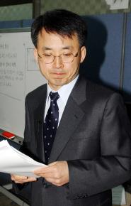 16일 대통령 측근비리 수사를 맡고 있는 이우승 특검보가 특검보직 사퇴 기자회견을 마친 후 착잡한 표정을 짓고 있다. 김명국기자 dauns0@