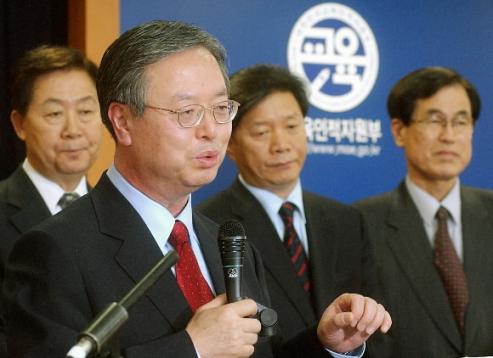 안병영 교육부총리가  서울 세종로 정부중앙청사에서 사교육비 경감대책을 발표하고 있다. 서울신문 포토라이브러리