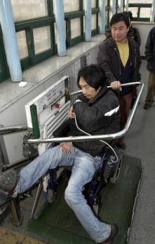 장애인 이동하기 중증장애인 이홍호씨가 지난 15일 서울지하철 1호선 녹천역에서 한 시민의 도움을 받아 가까스로 지하철 승강장 리프트를 이용하고 있다.