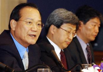 한나라당 최병렬(왼쪽) 대표가 17일 서울 프레스센터 국제회의장에서 열린 관훈클럽 초청토론회에서 패널들의 질문에 답변하고 있다. 최해국기자 seaworld@