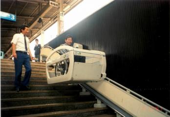 일본 도쿄 지하철역에서 한 장애인이 역무원의 안내를 받으며 안전하게 설계된 승강기를 이용하고 있다.서울신문 포토라이브러리