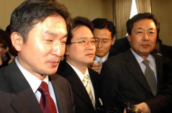 대표 기다리는 소장파 한나라당 초·재선 의원들이 18일 오후 국회 최병렬 대표실 앞에서 면담을 기다리고 있다. 왼쪽부터 원회룡·남경필·맹형규 의원