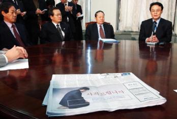 '먹구름'뒤덮은 한나라 18일 한나라당 주요 당직자회의에 참석한 지도부의 표정이 어둡다. 왼쪽부터 이상득 총장, 홍사덕 총무, 이강두 정책위의장. 최해국기자 seaworld@