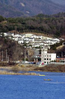 다음 달부터는 특별대책지역 Ⅰ권역내 농림지역에서는 아파트 등 공동주택의 신축이 일체 금지된다.지금은 농림지역이더라도 근로자 주택용 등 일부 요건을 충족하면 건물을 지을 수 있다.사진은 경기도 양평군 양수리 일대의 아파트 단지 전경. 강성남기자 snk@