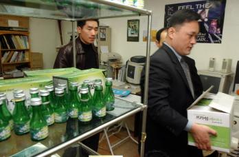 "음주운전 절대 안돼" 강남경찰서 형사들이 18일 음주운전을 조장하는 과대광고 숙취제거제를 판매하는 강남 삼성동 사무실을 압수수색하고 있다.도준석 기자 pado@