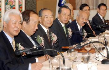 18일 서울 여의도 전경련회관에서 열린 전경련 정기총회에서 강신호(왼쪽에서 세번째)신임 회장 등이 기업이 일자리 창출에 앞장설 것 등의 내용을 담은 결의안을 채택하고 있다. 손원천기자 angler@