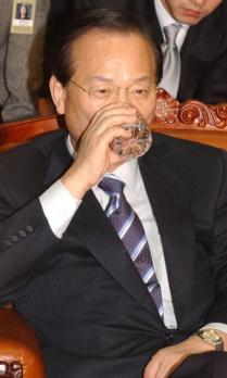 한나라당 최병렬대표가 18일 밤 남경필의원 등 과의 면담에서 대표 퇴진을 요구하자 침통한 표정으로 물을 마시고 있다 최해국기자 seaworld@