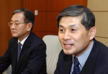 세계 최초로 '인간 배아 줄기세포' 추출에 성공한 서울대 황우석(오른쪽)·문신용 교수가 18일 밤 인천국제공항 귀빈실에서 귀국 기자회견을 갖고 있다. 손원천기자 angler@