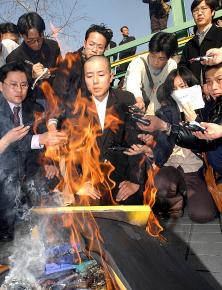 결국 불태울 것을… 네띠앙 박지우이사가 동영상테이프와 사진필름을 모두 소각하고 있다. 최승섭기자 thunder@sportsseoul.com