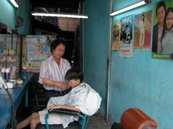 하노이 동네 이발관의 한가로운 풍경. 오른쪽 벽에 걸려있는 탤런트 안재욱의 사진이 한류열풍을 짐작케 한다