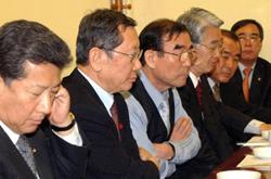 영남파 19일 한나라당 영남권 의원들이 여의도의 한 음식점에 모여 당 내분을 수습하기 위한 대책회의를 갖고 있다.왼쪽부터 김진재·유흥수·이방호·안택수·하순봉·이원형 의원. 최해국기자 seaworld@