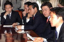 구당파 19일 국회에서 열린 한나라당 구당모임에 참석한 의원들이 대책회의를 하면서 무거운 표정을 짓고 있다.왼쪽부터 남경필·김형오·정병국·오경훈·원희룡 의원. 최해국기자 seaworld@