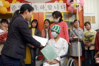 투병중에 졸업을… 급성백혈병으로 투병중인 방수진양이 20일 담임교사와 친구들로 부터 꽃다발을 받고 있다. 안주영 기자 jya@