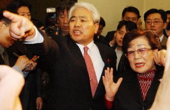 퇴진반대 20일 국회 본관에 있는 한나라당 최병렬 대표실 앞에 최 대표의 퇴진에 반대하는 한나라당 중앙위원회 분과위원들이 몰려와 대표 퇴진을 주장하는 소장파 의원 등을 향해 삿대질과 함께 욕을 하고 있다. 최해국기자 seaworld@