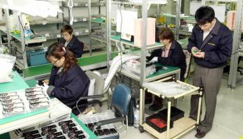 불황의 늪 '탈출' 인천 남동공단 A정보통신 직원들이 산업용무전기를 조립하느라 여념이 없다.수출을 위주로 하는 기업들은 최근 수출 호조에 힘입어 소비재 생산업체와는 달리 기나긴 불황의 늪에서 헤어날 기미를 보이고 있다.강성남기자 snk@