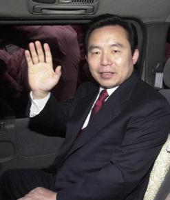 이인제 전 민주당 상임고문이 2002년 4월17일 오후 여의도 당사에서 대선후보 경선사퇴를 선언한 후 당사를 떠나고 있다. 서울신문 포토라이브러리