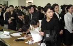 지난 10일 서울 마포구 공덕동 산업인력관리공단에서 열린 카타르항공 승무원 선발시험에서 400여명의 지원자가 면접시험을 기다리고 있다. 서울신문 포토라이브러리