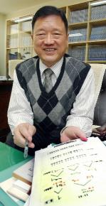 '남천식 속기법'의 창시자로 3월부터 대학 강단에서 속기법을 강의하는 남상천(75)씨가 22일 서울 양천구 목동 연구소에서 교본을 들어보이며 속기의 원리를 설명하고 있다. 이언탁기자 utl@