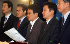 한나라당 소장파들이 22일 최병렬 대표의 기자회견에 대한 입장을 밝히고 있다. 왼쪽부터 은진수 수석부대변인, 정병국·남경필·원희룡·권영세 의원. 남상인기자 sanginn@