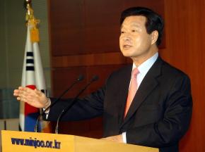 민주당 한화갑 의원이 22일 오전 당사에서 기자회견을 갖고 총선을 둘러싼 당내 불화설 등에 대해 얘기하고 있다. 남상인기자 sanginn@