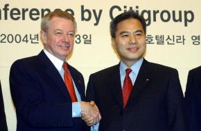 스티브 롱(왼쪽) 시티그룹 아시아·태평양 기업투자금융부문 사장과 하영구 한미은행장이 23일 서울 신라호텔에서 시티그룹의 한미은행 인수를 공식 발표하기에 앞서 악수를 하고 있다. 이언탁기자 utl@