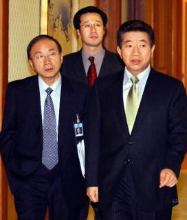 노무현 대통령이 23일 청와대에서 수석보좌관회의를 주재하기 위해 김우식(왼쪽) 비서실장과 회의장으로 들어서고 있다. 청와대 사진기자단