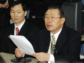 김진흥 특별검사가 24일 특검사무실 기자실에서 중간수사결과를 발표하고 있다. 손원천기자 angler@