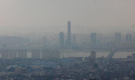 황사가 가린 도심 24일 흐린 날씨에 약한 황사가 유입돼 서울 남산에서 바라본 서울의 도심이 뿌옇게 보이고 있다. 김명국기자 daunso@