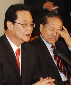 한나라당 홍사덕(왼쪽) 총무가 24일 주요당직자회의에서 당의 진로에 대해 얘기하는 동안 이상득 사무총장이 심각한 모습으로 듣고 있다. 최해국기자 seaworld@