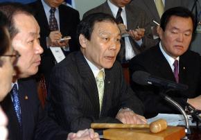 24일 민주당 상임중앙위원회의에서 지도부가 심각하게 지켜보는 가운데 조순형 대표가 당내분과 관련 조기선대위를 구성하겠다는 성명을 발표하고있다. 오정식기자 oosing@