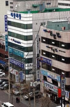 차분한 학원가  대한민국 '사교육 1번지'인 서울 대치동의 학원가는 큰 동요없이 차분한 표정이다.   도준석 기자 pado@