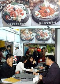 실직자들은 다급한 마음에 프랜차이즈 업체의 도움을 받아 창업을 하지만 꼼꼼히 살펴보지 않으면 실패하기 십상이다.사진은 지난해 무역전시장에서 열린 프랜차이즈 산업박람회 모습. 서울신문 포토라이브러리