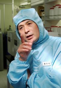 지난 23일 황우석 교수가 자신의 실험실에서 방진복을 걸쳐 입은 채 이번 연구성과의 의미와 앞으로의 계획 등을 설명하고 있다. 이호정기자 hojeong@