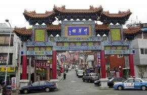 중국 풍 출입문 양식을 한 인천 차이나타운 입구. 뒤쪽 골목길에 수십여 곳의 중국 요릿집이 늘어서 있다. 인천 강성남기자 snk@