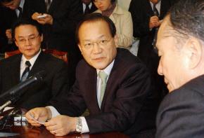 최병렬(가운데) 한나라당 대표와 홍사덕(왼쪽) 총무,이상득 총장이 26일 상임운영위에서 심각한 표정을 짓고 있다. 최해국기자 seaworld@