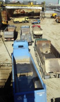 옹진군 해역에서의 바닷모래 채취금지로 해사 재고량이 급격히 줄어들자 인천 남항부두에 있는 골재업체에 빈 트럭들만이 드나들고 있다. 도준석기자 pado@