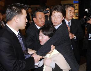 초일류 회사의 모습?  27일 서울 호암아트홀에서 열린 삼성전자 주주총회에서 안건마다 이의를 제기하다 퇴장한 참여연대 회원이 주총장밖에서 기자회견을 하려다 보안요원들에게 끌려나가고 있다. 이언탁기자 utl@