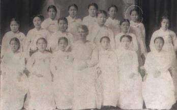 유관순 이화학당 보통과 졸업사진 국가보훈처가 29일 공개한 유관순 열사의 이화학당 보통과 졸업 무렵 사진. 맨 윗줄 오른쪽 원내가 유열사. 국가보훈처 제공