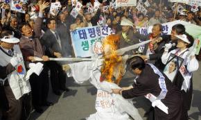 신사참배 규탄 태평양전쟁희생자유족회 회원들이 1일 오후 서울 탑골공원 앞에서 일본 고이즈미 총리의 신사참배를 규탄하는 집회를 가지면서 화형식을 하고 있다. 도준석기자 pado@