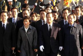 한나라 지도부 현충원 방문 한나라당 지도부가 1일 3.1절을 맞아 국립현충원을 방문하고 있다.앞줄 왼쪽부터 박근혜 의원,최병렬 대표,김종하 의원. 남상인기자 sanginn@