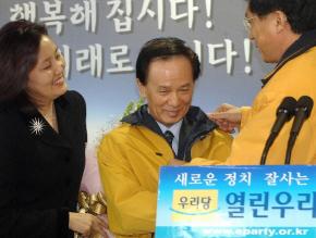 김홍신 전의원 우리당 입당 1일 열린우리당에 입당한 김홍신(가운데) 전 한나라당 의원이 당사에서 열린 입당식에서 박영선(왼쪽) 대변인과 신기남 상임중앙위원의 축하를 받고 있다. 남상인기자 sanginn@