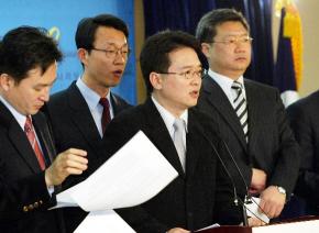 원희룡(맨왼쪽)·남경필(왼쪽 세번째) 의원을 비롯한 한나라당 소장파들이 1일 여의도 당사에서 기자회견을 갖고 대통령 중임제 개헌 등을 주장하고 있다. 남상인기자 sanginn@