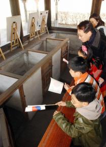 3.1절을 맞아 일반에 공개된 서대문형무소 여성전용 지하감옥을 찾은 시민과 어린이들이 높이 1.4m,가로·세로 1m 크기의 독방을 둘러보며 이 곳에서 숨진 유관순 열사 등 순국선열의 뜻을 새기고 있다. 김명국기자 daunso@