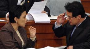 '입씨름' 2일 국회 본회의장에서 강금실(왼쪽) 법무장관이 한나라당 홍사덕 총무에게 손짓을 써가며 무언가 설명하자 홍 총무가 심각하게 듣고 있다. 최해국기자 seaworld@