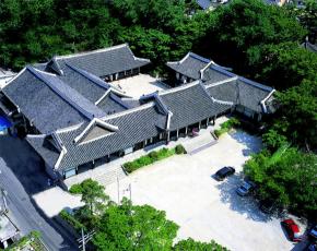 한국의 집 본관 전경. 중요무형문화재 예능보유자(인간문화재)가 출연하는 상설공연을 마련하여 최고 수준의 전통문화 공간으로 발돋움하게 됐다. 한국문화재보호재단 제공